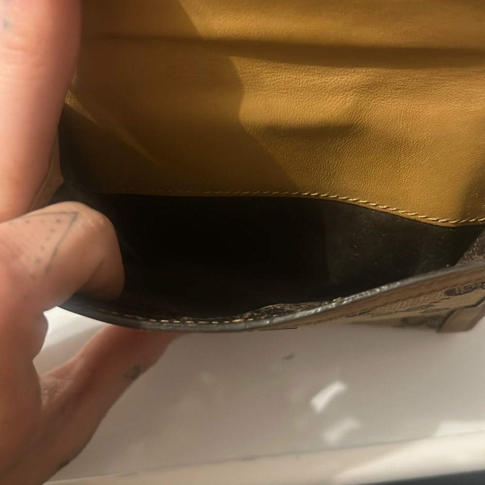 Gucci Brown Monogram Wallet with Iconic GG Pattern - Picture 8 of 9